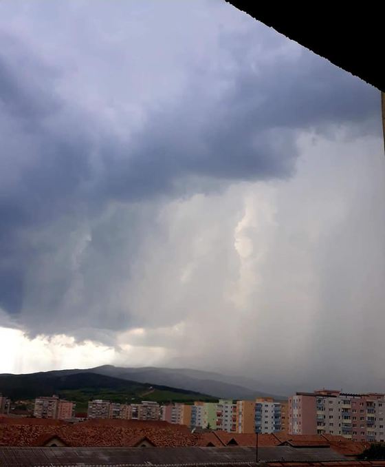 Imaginea articolului Imagini spectaculoase în Alba: O perdea de apă acoperă dealurile | FOTO