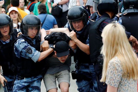 Imaginea articolului MEDIAFAX FOTO | Imaginile care au marcat săptămâna 7 - 15 iunie 2019: semnarea pactului de la Cotroceni, audierile de la Secţia Specială împiedicate cu vopsea roşie, golul lui Keseru 