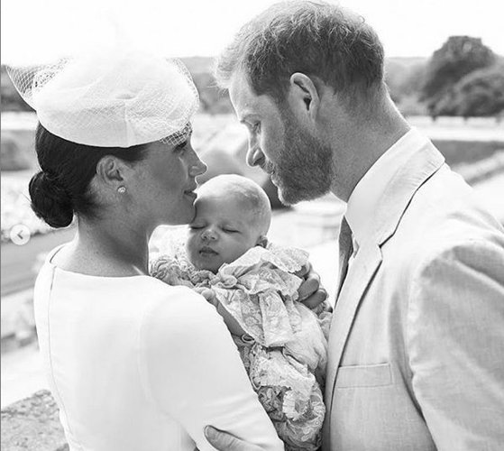 Imaginea articolului Copilul ducilor de Sussex a fost botezat. Imaginile făcute publice de Meghan şi Harry | FOTO