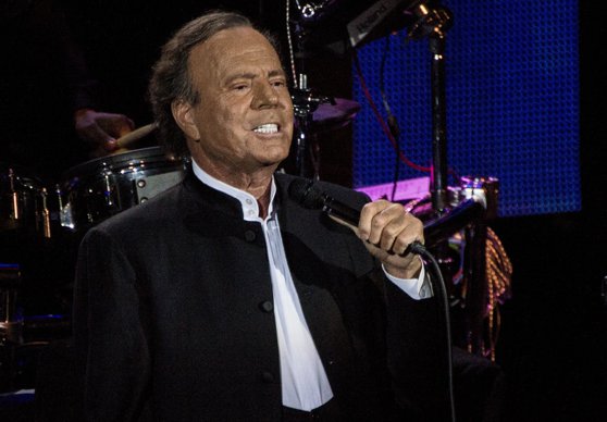 Imaginea articolului Julio Iglesias, recunoscut în instanţă ca "tată biologic" al unui spaniol în vârstă de 43 de ani