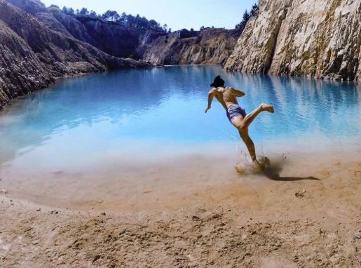 Imaginea articolului Pericol într-o destinaţie turistică din Europa. Mai multe persoane s-au îmbolnăvit grav, după ce au înotat într-un lac | FOTO