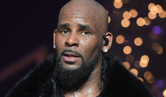 Imaginea articolului R. Kelly rămâne în închisoare până la proces. Avocatul său spune că muzicianul nu ştie să citească