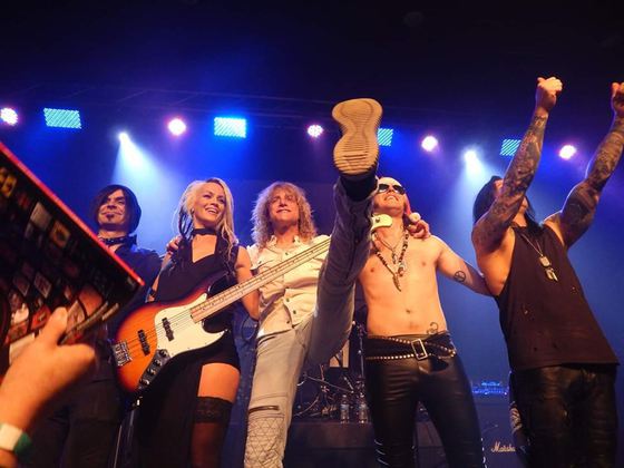 Imaginea articolului Steven Adler, fost toboşar al Guns N' Roses, face publică varianta sa după ce s-a înjunghiat în abdomen 