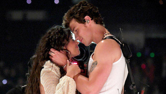 Imaginea articolului „Aproape sărutul” lui Shawn Mendes cu Camila Cabello care a încins atmosfera pe scenă, la premiile MTV 