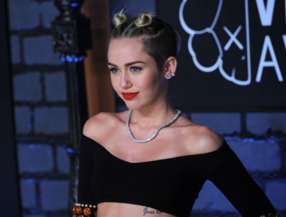 Imaginea articolului Miley Cyrus şi prietena ei, Kaitlynn Carter, se sărută după ce au anunţat că s-au despărţit de soţi