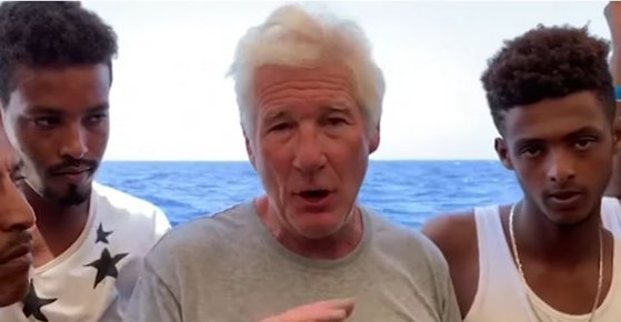 Imaginea articolului Richard Gere a urcat pe un vapor cu refugiaţi blocat de opt zile pe Mediterana/ Gestul impresionant făcut de cunoscutul actor | FOTO, VIDEO