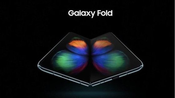 Imaginea articolului A fost anunţată DATA la care apare pe piaţa primul telefon pliabil de Samsung/ Preţul Galaxy Fold ajunge la aproape 2.000 de dolari | VIDEO 