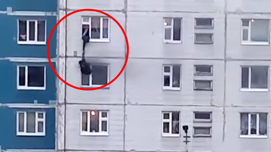 Imaginea articolului Momentul în care o tânără este salvată pe fereastră, după ce i-a luat foc casa/ VIDEO