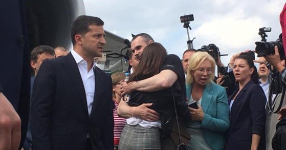 Imaginea articolului Schimb istoric de prizonieri dintre Rusia şi Ucraina. Regizorul Oleg Sentsov, liber după cinci ani de închisoare în Siberia