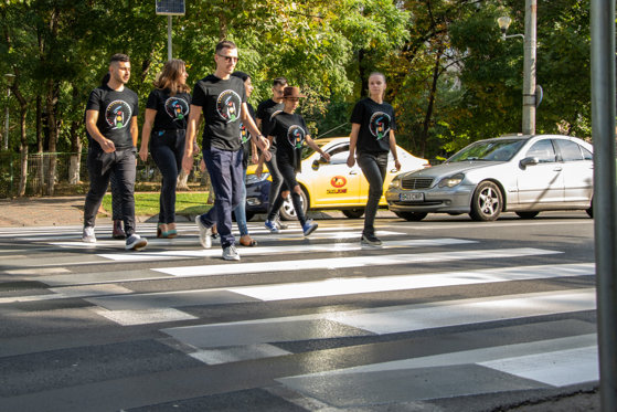 Imaginea articolului Treceri de pietoni 3D, amenajate în Bucureşti, pentru a marca „Ziua europeană fără accidente rutiere mortale” | FOTO