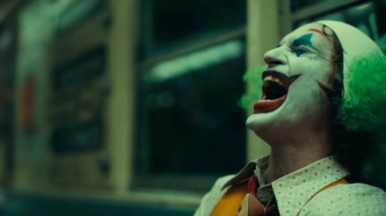Imaginea articolului Cum se numeşte boala rară de care suferă Arthur Fleck, alias Joker, şi care se manifestă prin râs incontrolabil