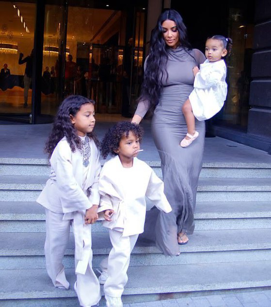Imaginea articolului Încă o extravaganţă din partea lui Kim Kardashian. Unde şi-a botezat vedeta copiii