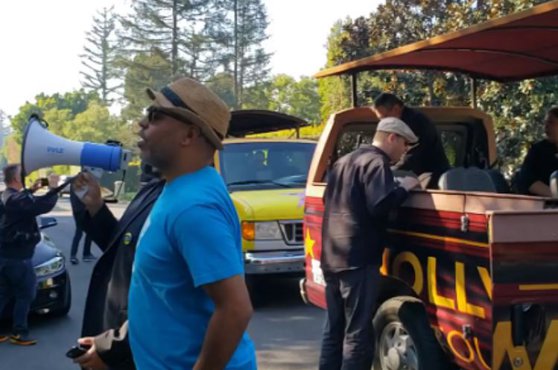 Imaginea articolului Muzicienii au protestat în faţa casei unuia dintre şefii Disney. Ce îi nemulţumeşte pe manifestanţi - VIDEO