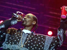 Imaginea articolului Rapperul Snoop Dog îi oferă unei persoane 50.000 de dolari anual, pentru a-i pregăti joint-uri
