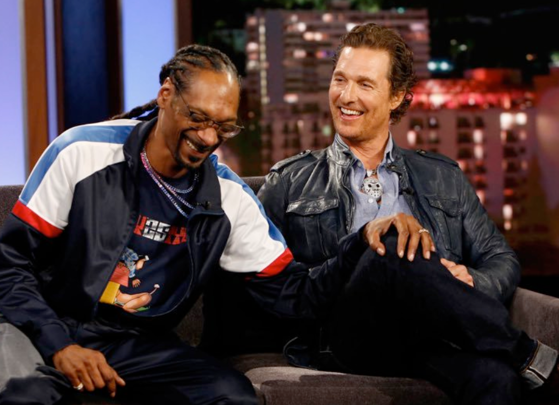 Imaginea articolului Snoop Dogg a dezvăluit cum l-a păcălit pe Matthew Mcconaughey, pe platoul de filmări pentru pelicula "The Beach Bum": Asigură-te că aia nu este iarbă reală | VIDEO