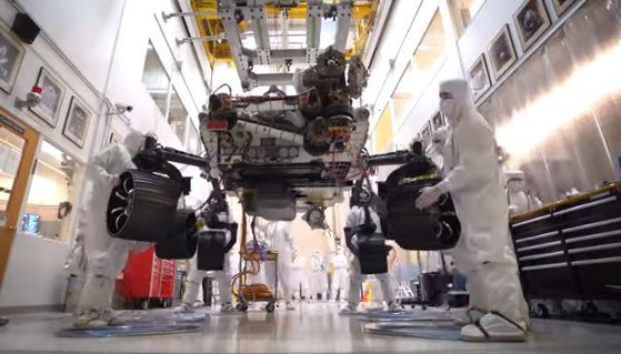 Imaginea articolului Vehiculul Rover Mars 2020, pe care NASA îl va trimite pe Marte, a fost montat pe roţile experimentale. Primele imagini - VIDEO