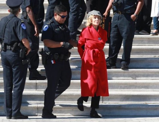 Imaginea articolului VIDEO | Actriţa Jane Fonda, arestată din nou pe treptele Capitoliului