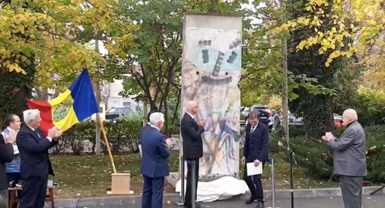 Imaginea articolului 30 de ani de la căderea Zidului Berlinului: O bucată din zid, dezvelită şi amplasată în Parcul Academiei Române - FOTO, VIDEO