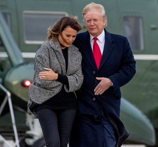 Imaginea articolului Preşedintele SUA Donald Trump, surprins din nou cu hârtie igienică prinsă de pantoful său - FOTO