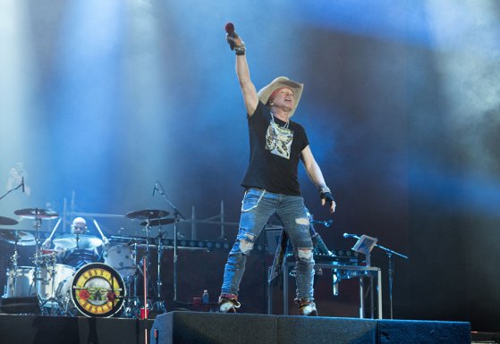 Imaginea articolului VIDEO | Solistul trupei americane Guns N' Roses şi-a speriat fanii cu o căzătură urâtă pe scenă