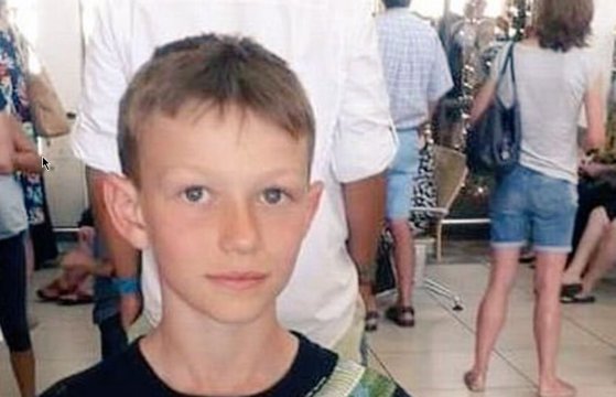 Imaginea articolului Controversă după ce unui băiat de 10 ani i s-a cerut să îşi schimbe tricoul înainte de a urca în avion, din cauza imaginii imprimate pe acesta | FOTO
