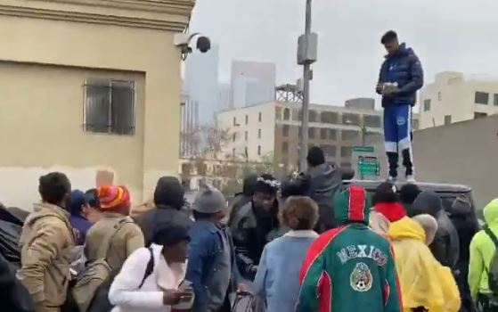 Imaginea articolului Momentul în care un rapper împarte teancuri de bani oamenilor din cel mai sărac cartier din Los Angeles, în Ajunul Crăciunului