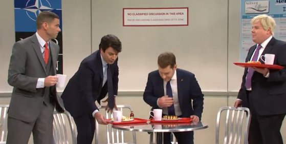 Imaginea articolului Român alungat de Macron, Johnson şi Trudeau din cantina NATO, în cel mai recent episod al Saturday Night Live. VIDEO