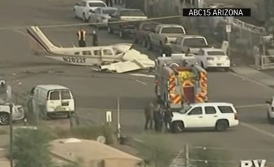 Imaginea articolului Un avion a aterizat forţat pe o stradă din SUA. Imaginile surprinse. VIDEO
