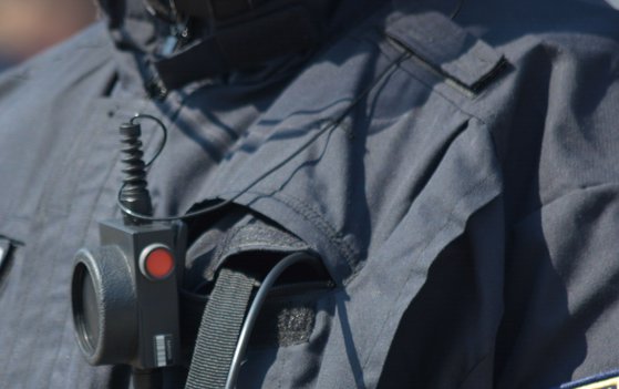 Imaginea articolului Un poliţist este acuzat că a atins într-o zonă intimă o femeie moartă. Incidentul tulburător, surprins de camera corporală | VIDEO