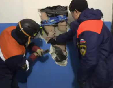 Imaginea articolului VIDEO | Un bărbat a supravieţuit după o cădere de la etajul 10 datorită ghetelor sale. Ipostaza bizară în care l-au găsit salvatorii