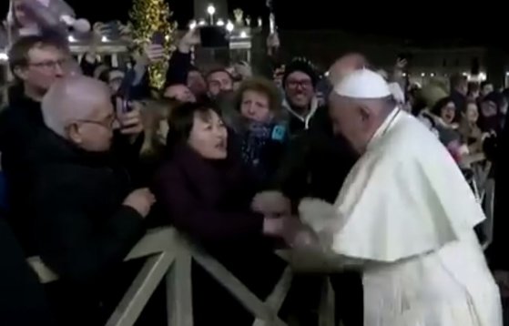 Imaginea articolului VIDEO. Momentul când Papa Francisc loveşte cu palma mâinile unei femei care îl trage violent de braţ 