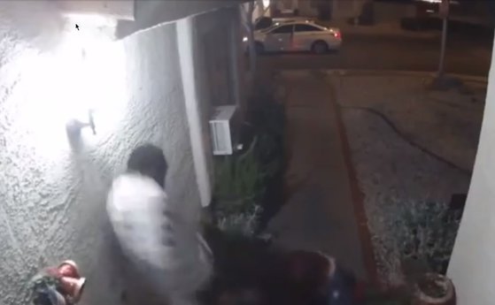 Imaginea articolului VIDEO | O femeie a scăpat din maşina răpitorului, dar a fost prinsă şi bătută. Imagini greu de privit