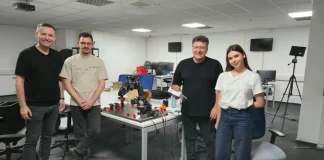 UZINEX deschide la Iași primul centru din România unde persoanele cu dizabilități locomotorii învață gratuit să programeze roboți industriali